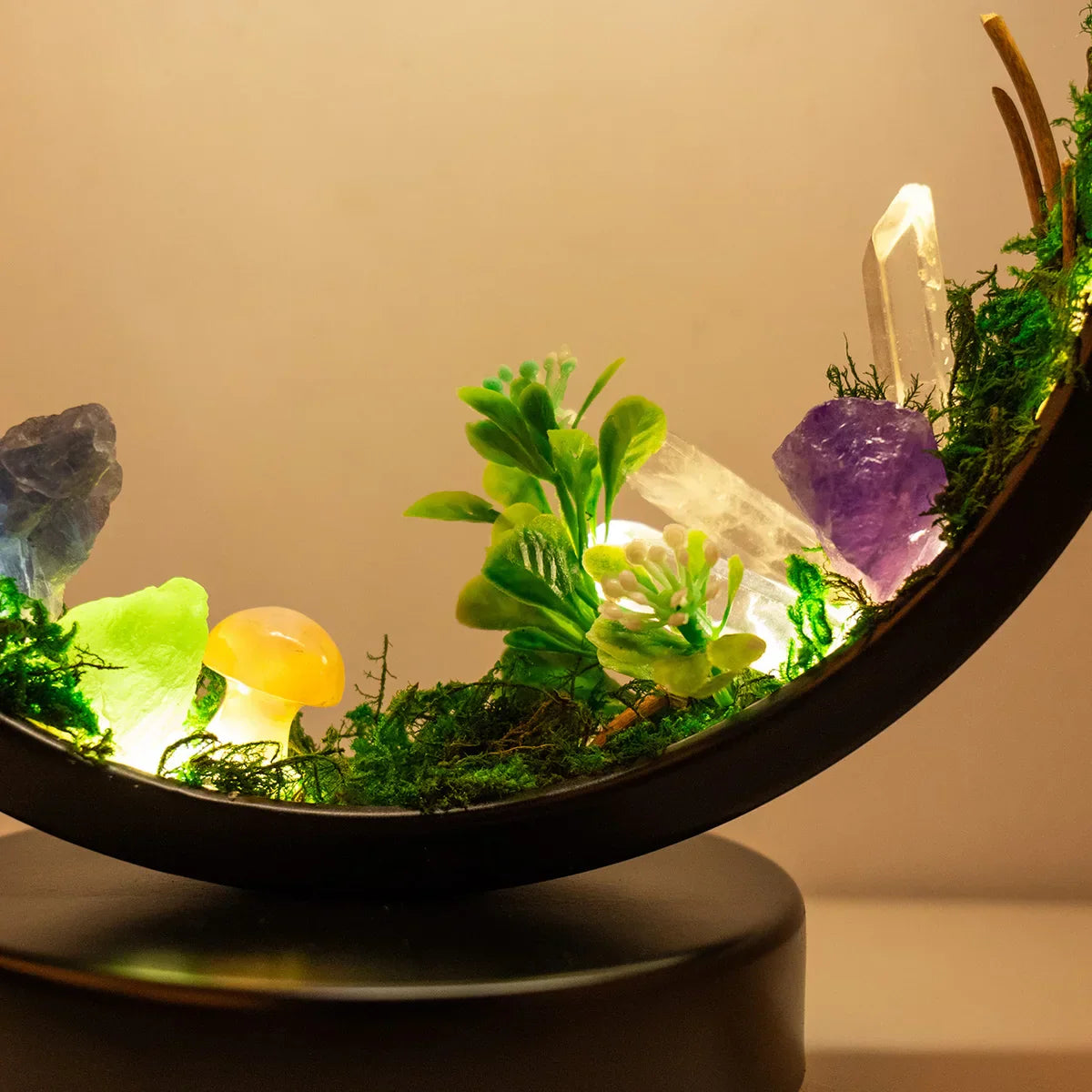 EnchantedRing | Nachtlampe mit eleganter runder Rahmen mit grünen Pflanzen und echten Kristallen, perfekt für die Wohnkultur