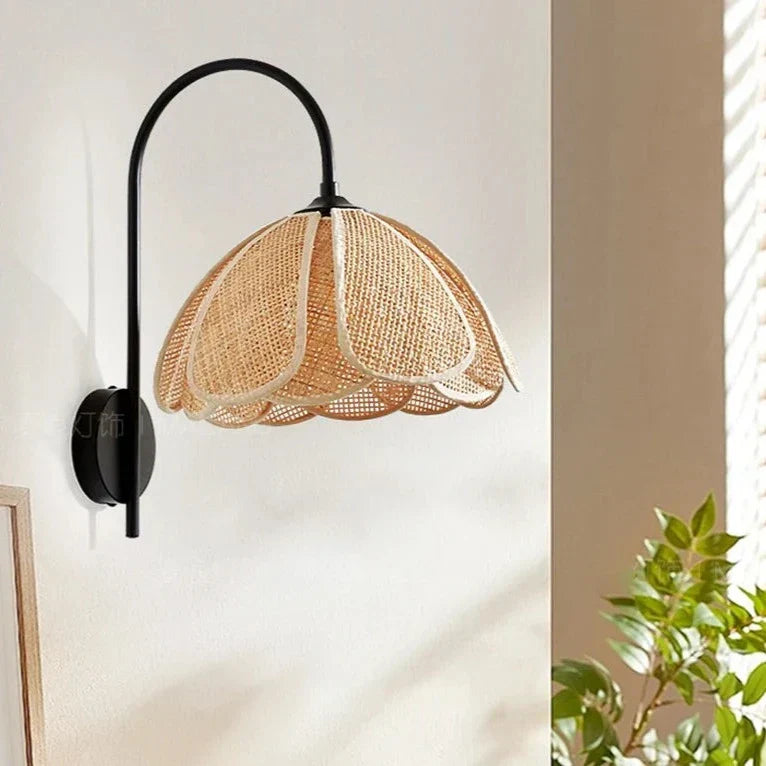 LumiEssence - Wandleuchte mit Rattanblume