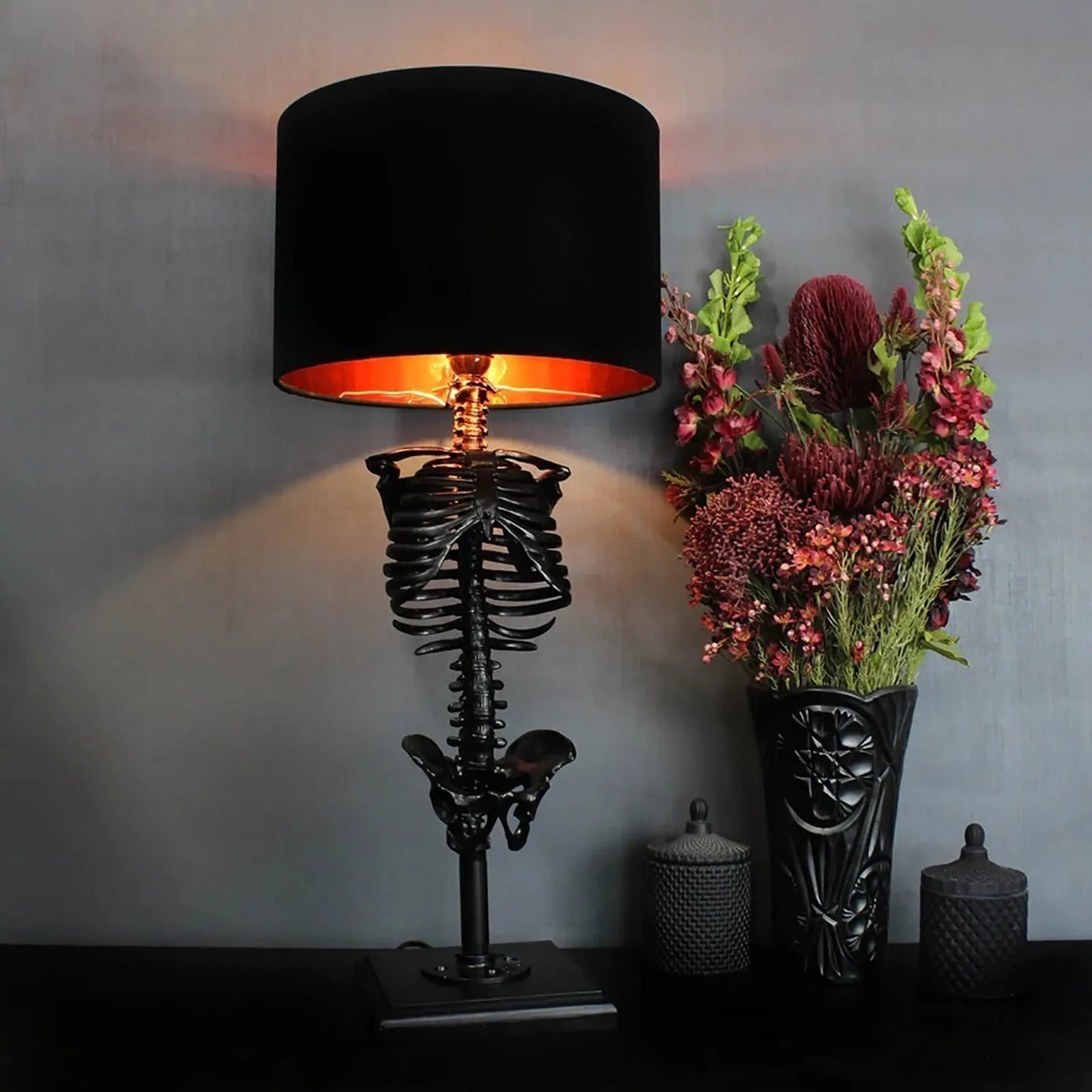 GothicaLights - Håndlavet bordlampe med gotisk skelet