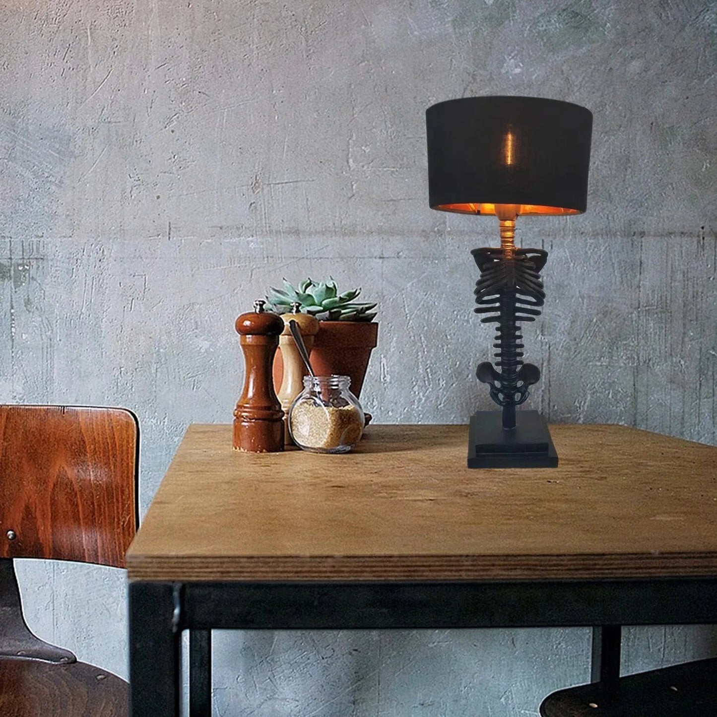 GothicaLights - Håndlavet bordlampe med gotisk skelet
