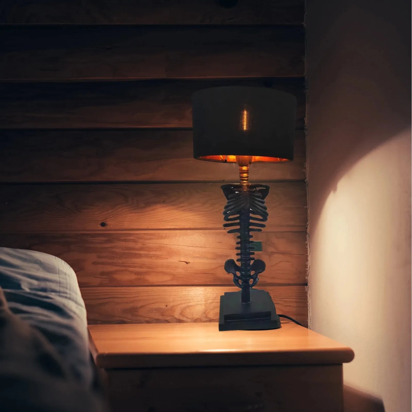 GothicaLights - Håndlavet bordlampe med gotisk skelet