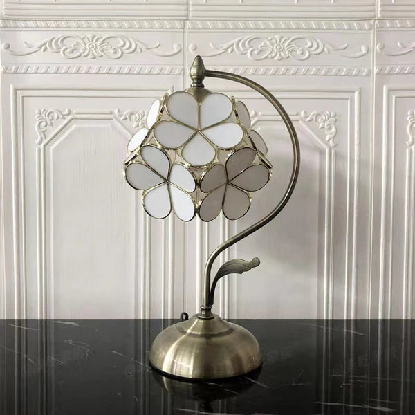 Romantische Tiffany-Tischlampe aus Bronze mit Blumenmuster – Verstellbare Höhe und farbiger Glasschirm für Nachttisch