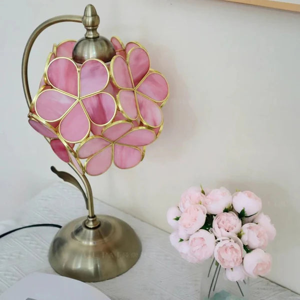 Romantische Tiffany-Tischlampe aus Bronze mit Blumenmuster – Verstellbare Höhe und farbiger Glasschirm für Nachttisch