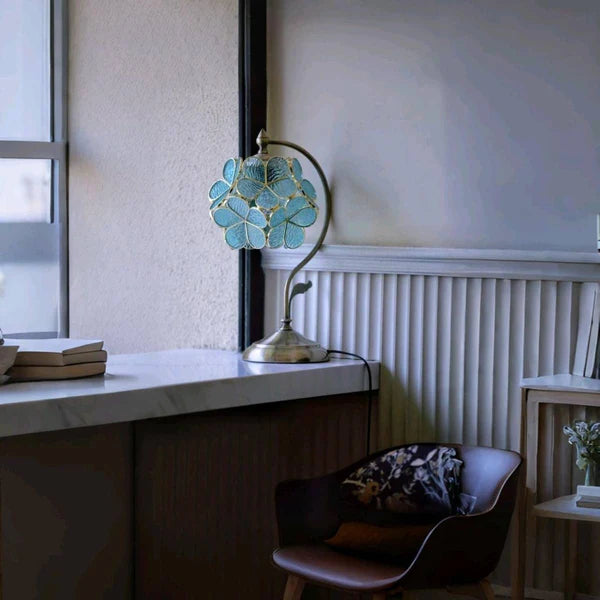 Romantische Tiffany-Tischlampe aus Bronze mit Blumenmuster – Verstellbare Höhe und farbiger Glasschirm für Nachttisch