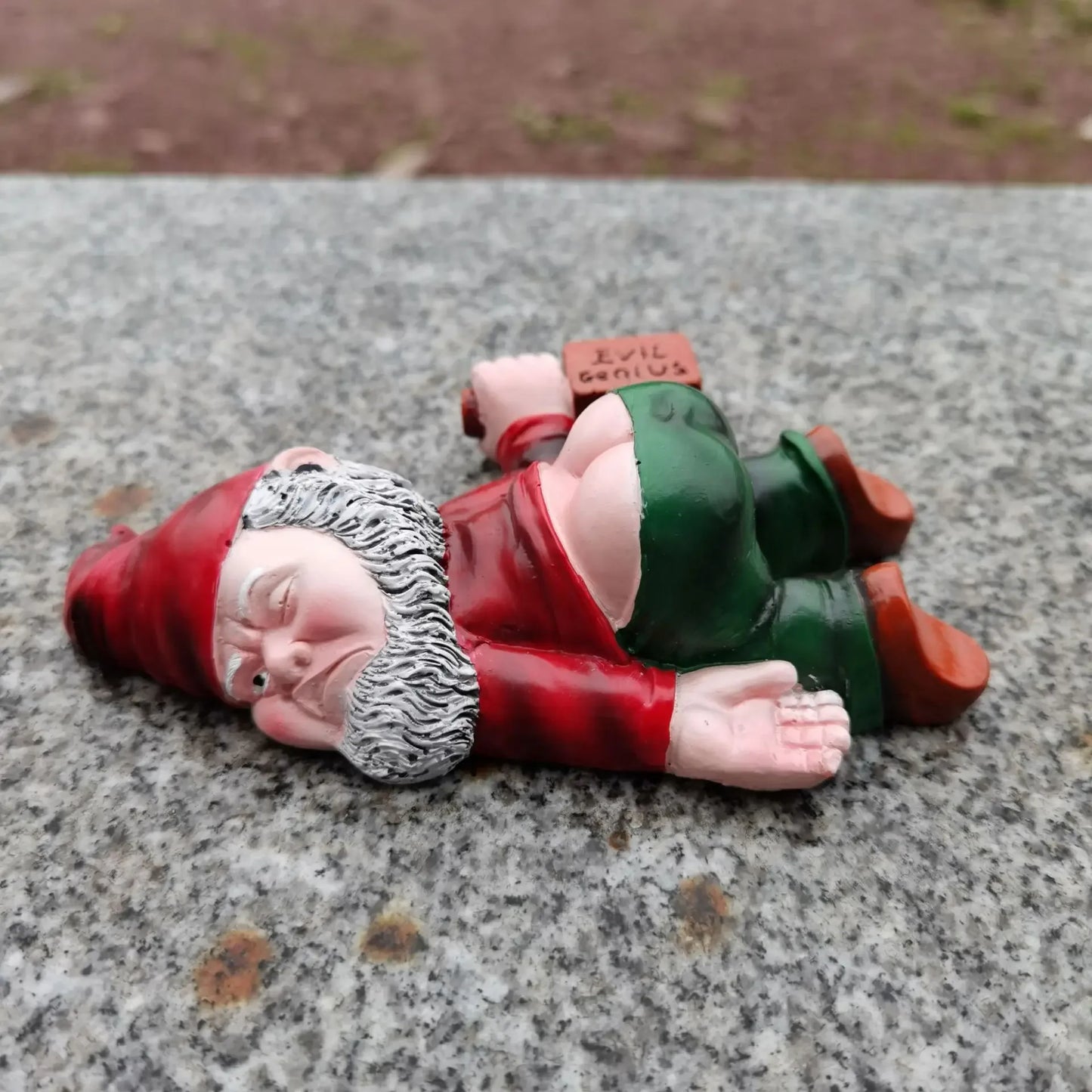 Legende vejrbestandig haveskræmme i harpiks (15 cm)