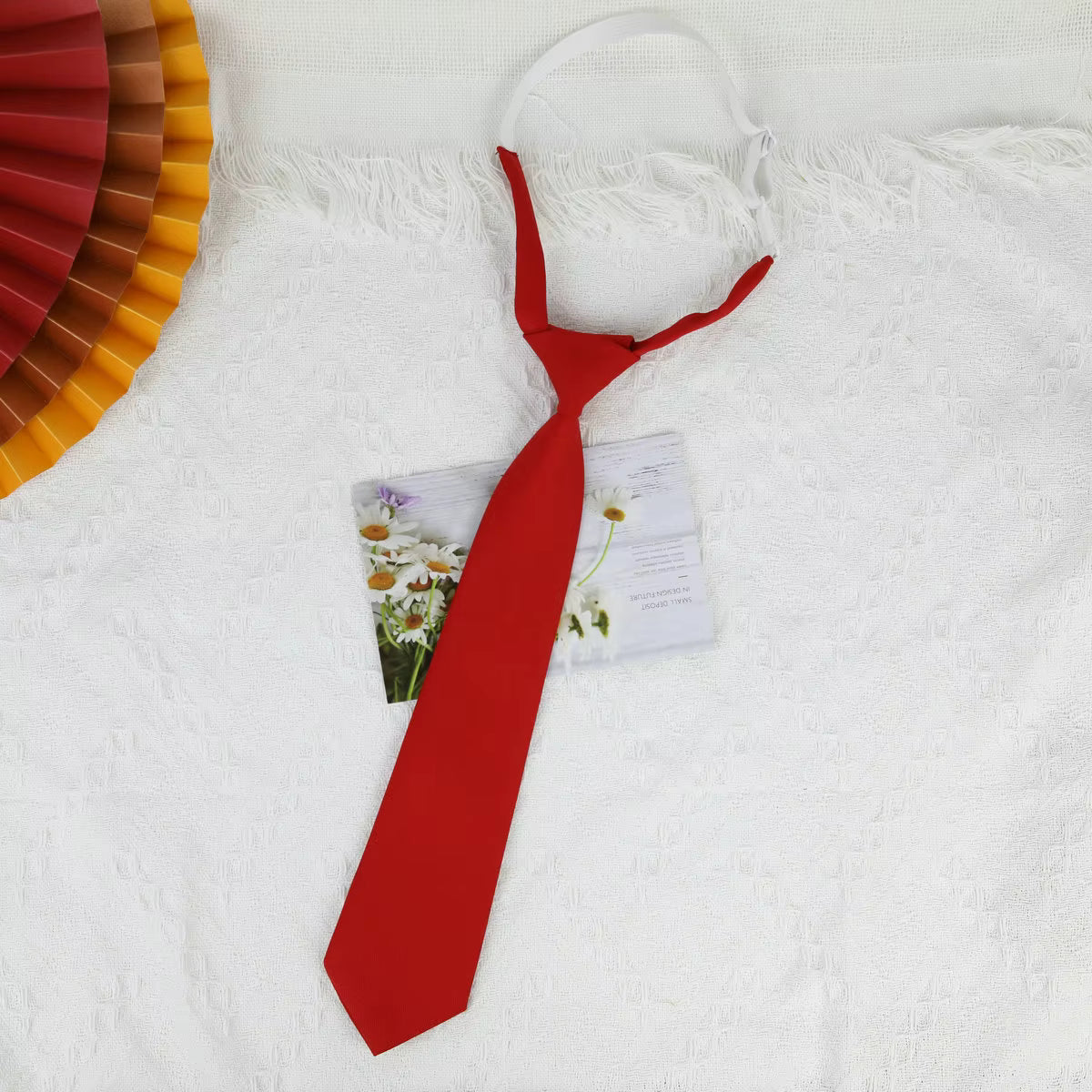 Schlanke, leichte, einfarbige Krawatte zur Schuluniform