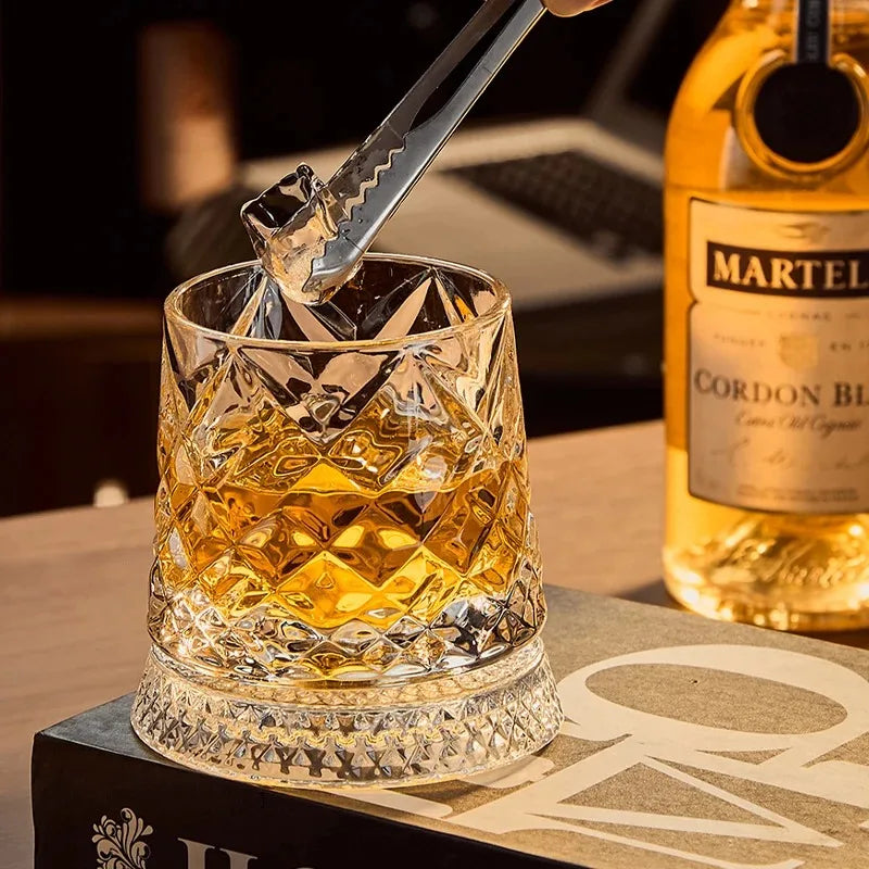 Um 360° drehbares Whiskyglas aus Kristall (201–300 ml)