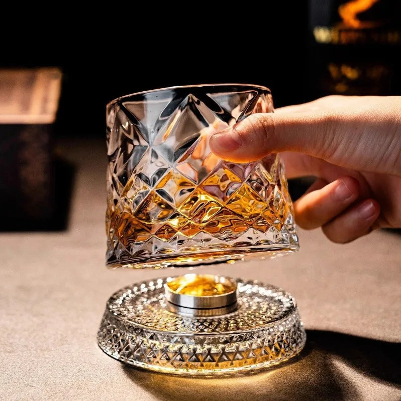 Um 360° drehbares Whiskyglas aus Kristall (201–300 ml)