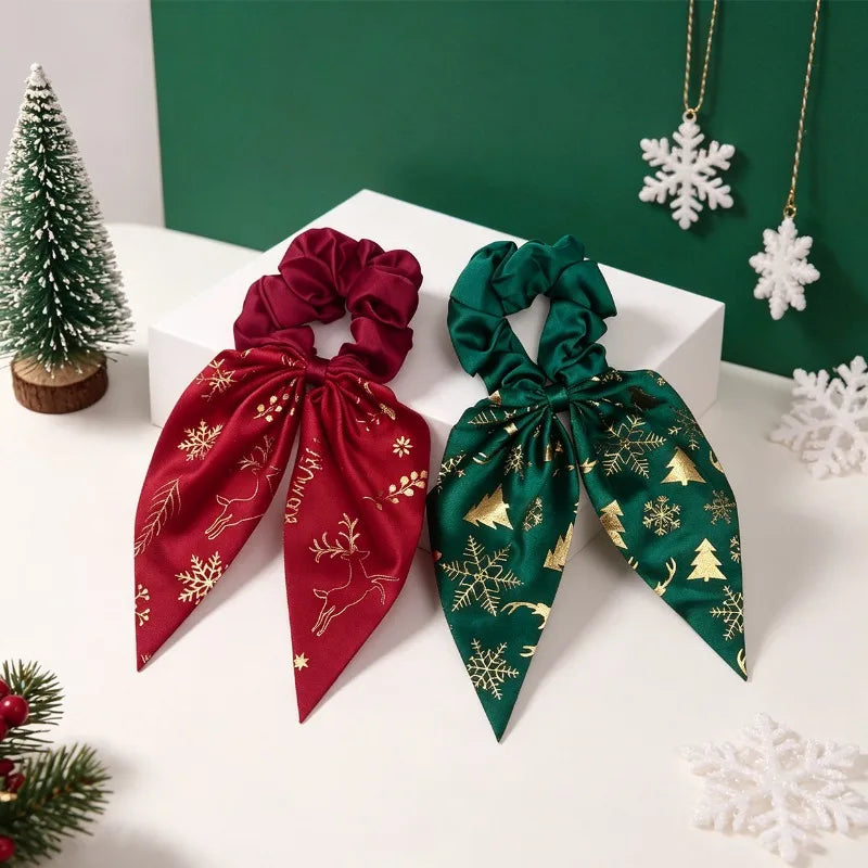 Weihnachts-Scrunchies mit Goldfolienprint und hängenden Bändern (2er-Set)