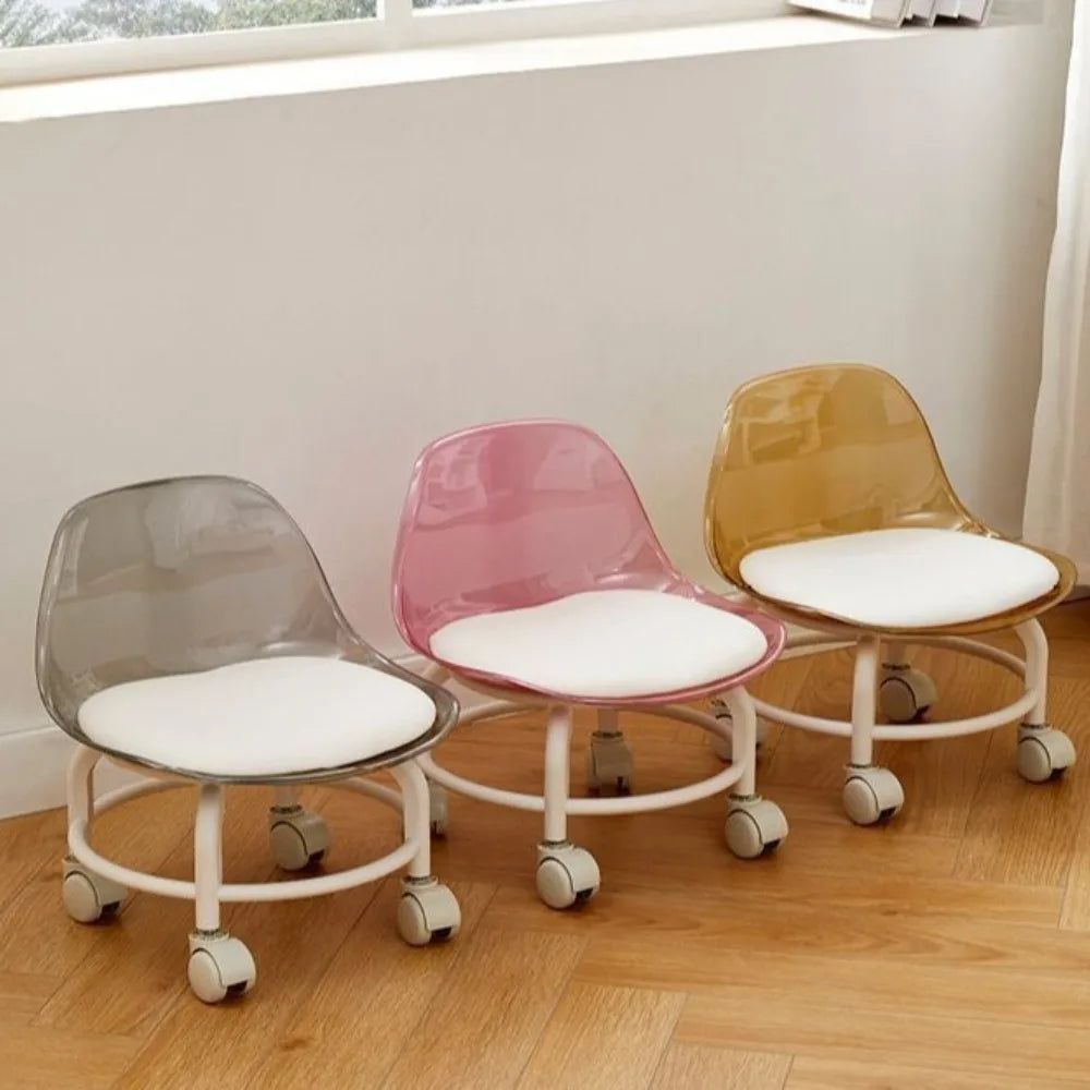 Transparenter Acrylhocker mit Rollen und Rückenlehne