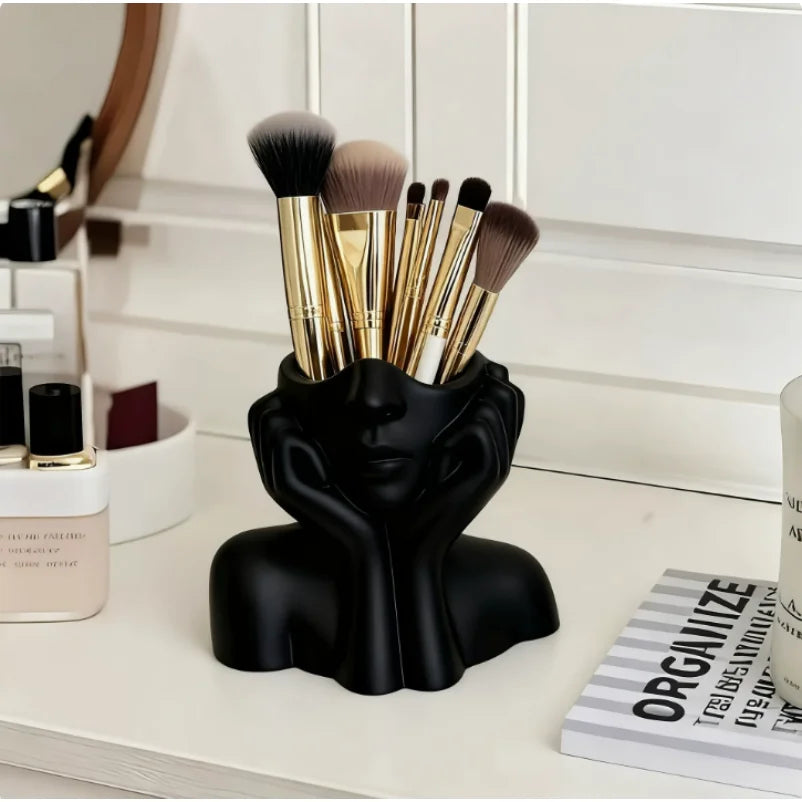 Skulpturaler Halter für Stifte und Make-up-Pinsel