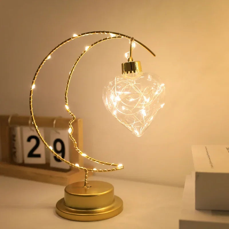 Batteridrevet dekorativ natlampe med varmt LED-lys (måne-, stjerne- og hjerteformer)