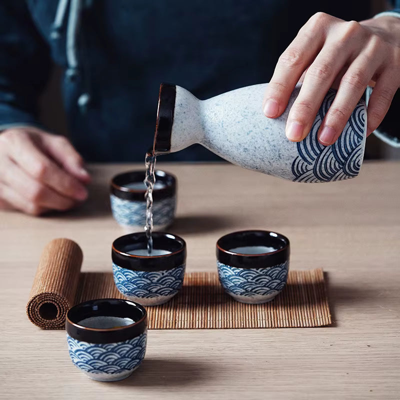 Handgefertigtes japanisches Keramik-Sake-Set (Karaffe & Tassen)