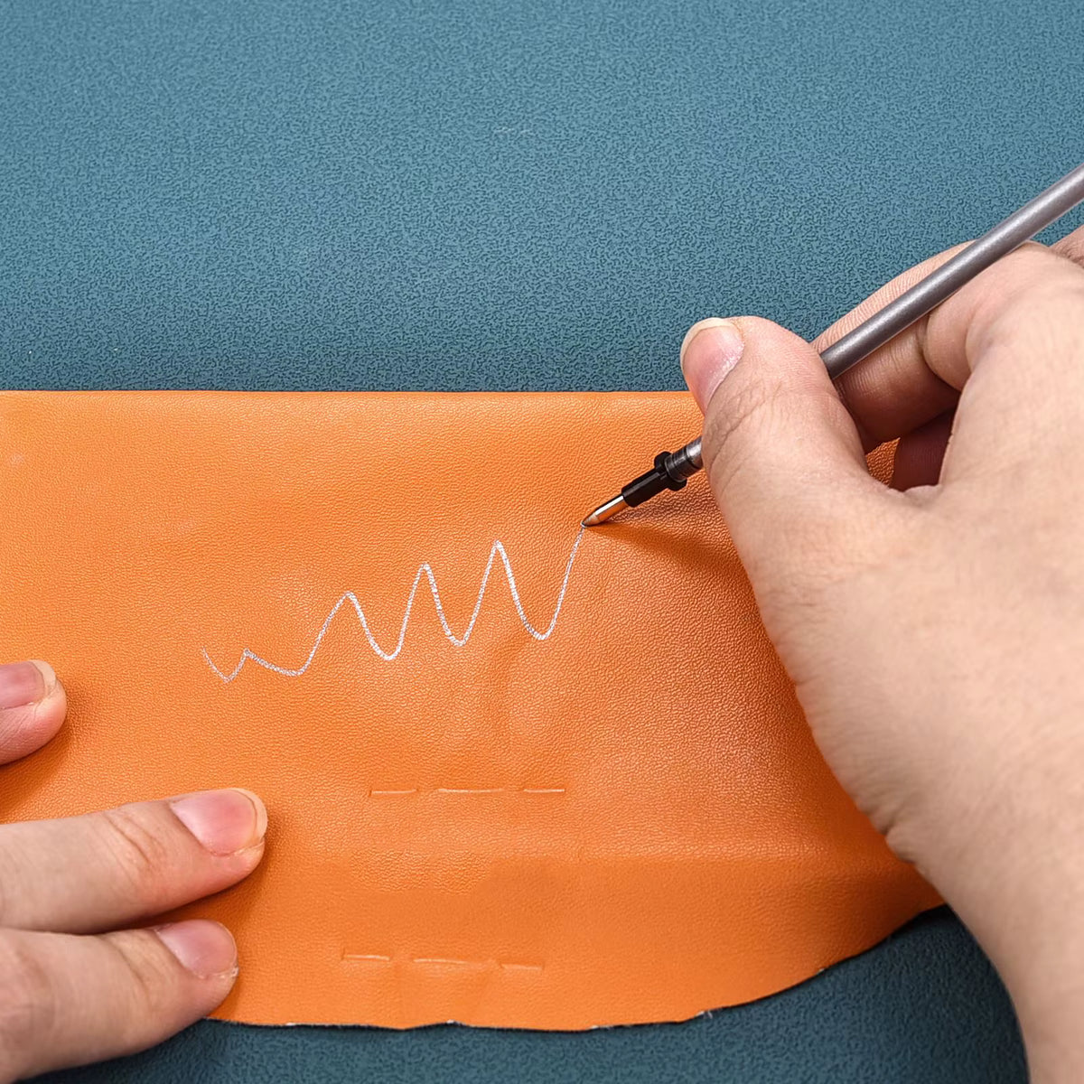 Wasserlöslicher, nachfüllbarer Markierstift für Leder und Stoff (1 mm Spitze)