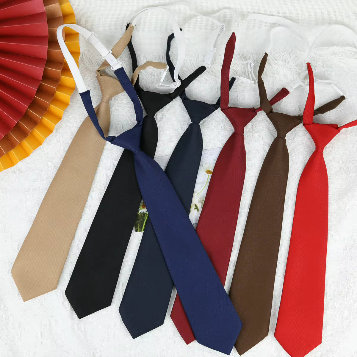 Schlanke, leichte, einfarbige Krawatte zur Schuluniform