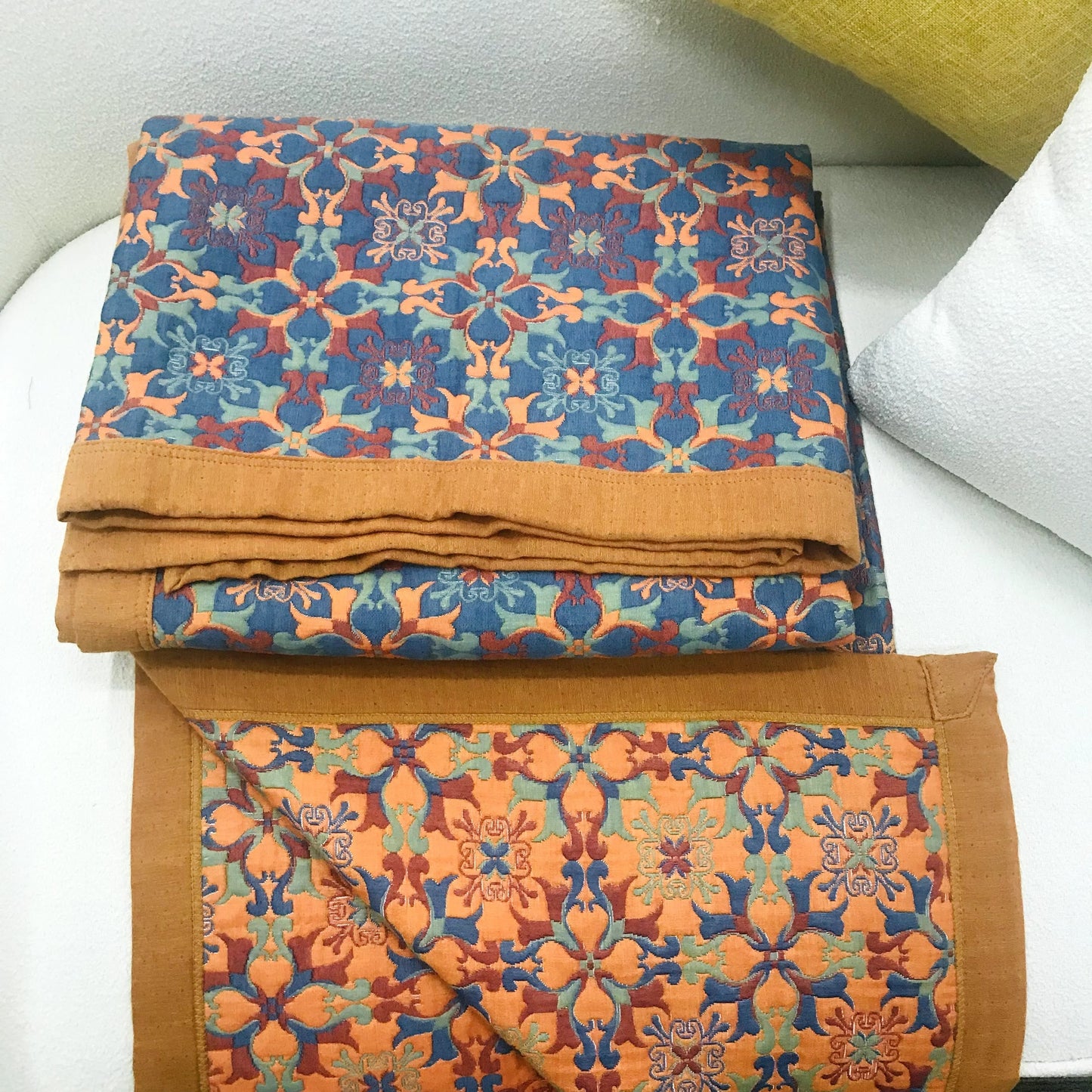 Ethniquilt - Baumwollquilt mit orange-blauem Muster in sechs Lagen