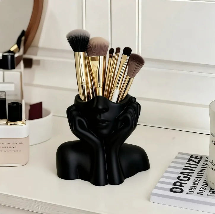 Skulpturaler Halter für Stifte und Make-up-Pinsel