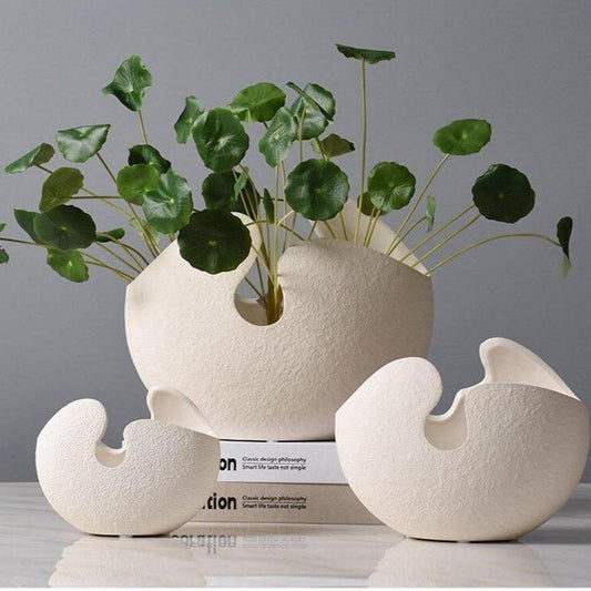 CeramoShell - Keramische Vase mit zerbrochenem Ei - Weißer dekorativer Wohnakzent für modernes Interieur