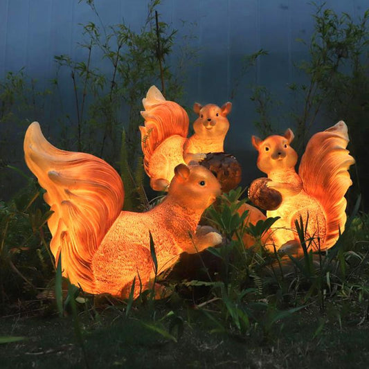 LumiGlow - Elegante Eichhörnchen-Außenlampe mit LED für den Garten
